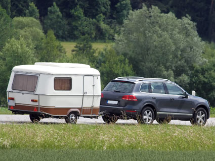 Un turismo arrastra una caravana. ¿Cuándo resulta más peligroso el viento?