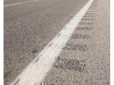 ¿Qué función tienen las guías sonoras situadas en el borde derecho de la calzada, ubicadas normalmente en el arcén coincidiendo con la marca vial que delimita el carril derecho?