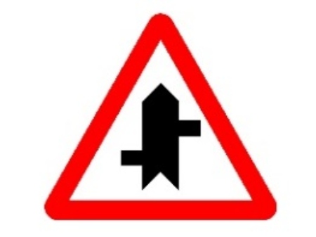 Si nos encontramos esta señal de frente sabremos que en la próxima intersección...
