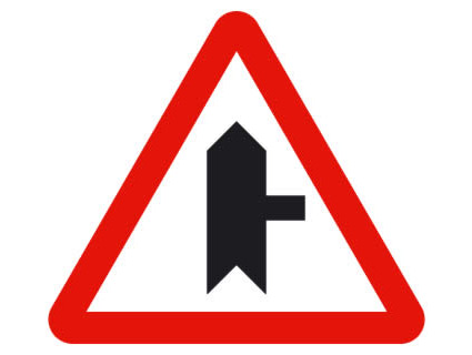 Ante la señal de prioridad en la intersección, ¿podemos hacer un cambio de sentido?