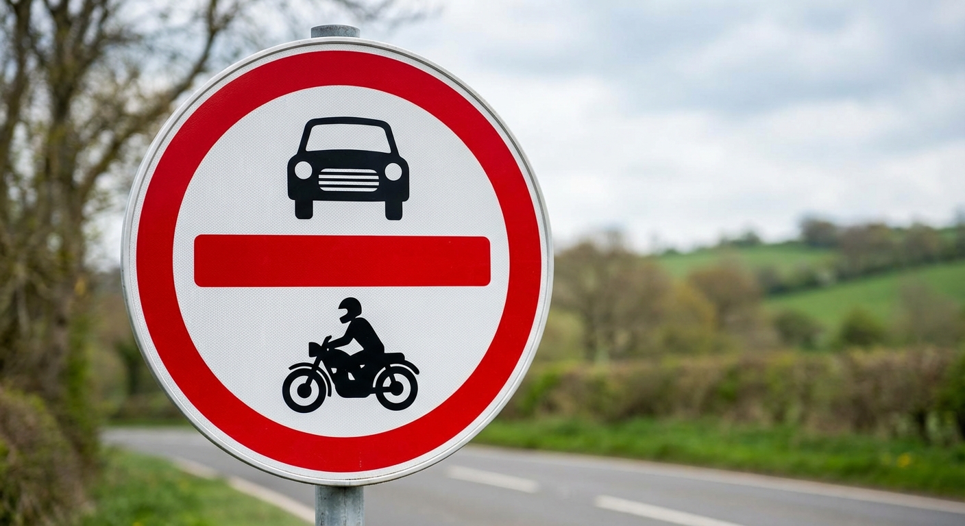 Esta señal, ¿prohíbe a los ciclomotores entrar en la vía que señaliza?