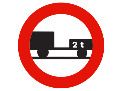 Si el camión que usted conduce arrastra un remolque de dos ejes, ¿le afecta la señal de la imagen?