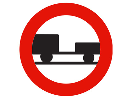 Su camión arrastra un remolque de un solo eje. ¿Puede circular por una vía a cuya entrada se encuentra esta señal?