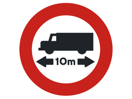 El autobús que conduce mide nueve metros de longitud. A la vista de la señal, debe saber que...