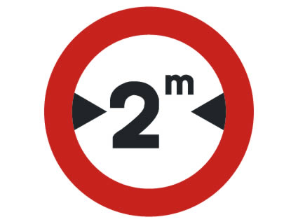 Esta señal prohíbe el paso a los vehículos que midan más de dos metros de...