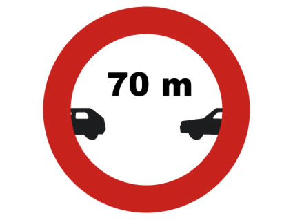 A la vista de la señal, ¿qué separación debe dejar con el vehículo que circula delante?