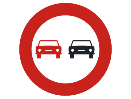 En la zona afectada por esta señal, ¿puede un turismo que arrastra un remolque invadir el sentido contrario para adelantar a otro turismo?