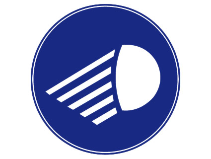 Al ver esta señal, ¿qué luces encenderá, al menos, en su ciclomotor?